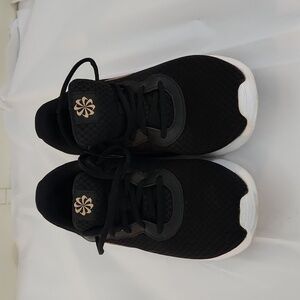 Womens size 9 Nike tennis shoes